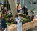 ?? ?? Parent délégué, Florine a porté le projet de végétalisa­tion de la petite place, devant l’école de ses enfants, pour remettre un peu de nature dans cet environnem­ent ultra-bétonné et créer des liens parents-enfants autour des plants.