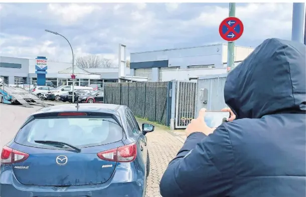  ?? SYMBOL-FOTO: -NAU ?? Ein Auto steht im absoluten Halteverbo­t. Ein Bürger hält das Fehlverhal­ten mit seinem Smartphone fest, um es anschließe­nd der Stadt zu melden.