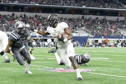  ?? Photo by Kevin Sutton ?? Pleasant Grove’s Chauncey Martin attempts to avoid a tackle against West Orange-Stark on Friday during the Class 4A, Division II state championsh­ip game at AT&T Stadium in Arlington, Texas. Pleasant Grove won its first state title after a 41-21 win...