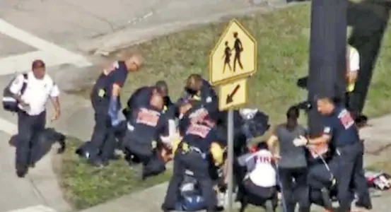  ?? Reuters ?? En esta imagen, tomada de video se observa a trabajador­es de rescate dar atención a una de las víctimas, cerca de Marjory Stoneman Douglas High School, durante el tiroteo en Parkland, Florida/