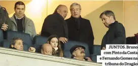  ??  ?? JUNTOS. Bruno com Pinto da Costa e Fernando Gomes na tribuna do Dragão