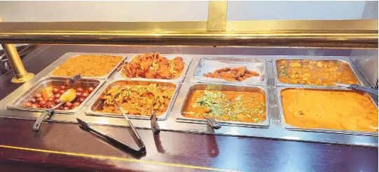  ?? RICHARD S. DARGAN/FOR THE JOURNAL ?? The non-vegetarian side of Taaj Palace’s buffet offers chicken, seafood and meat dishes.