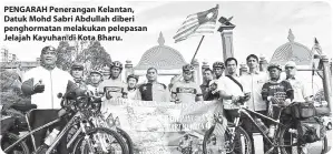  ??  ?? PENGARAH Penerangan Kelantan, Datuk Mohd Sabri Abdullah diberi penghormat­an melakukan pelepasan Jelajah Kayuhan di Kota Bharu.