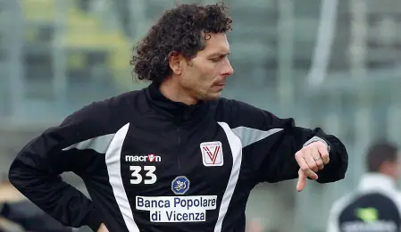  ??  ?? Grande ex
Alessandro Dal
Canto nel 2013 sulla panchina del Vicenza, in serie B, dove fu chiamato al posto dell’esonerato
Breda
