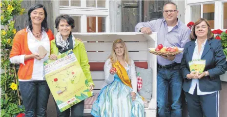  ?? FOTO: LINDA EGGER ?? Hoffen auf viele Besucher bei der Apfelsafar­i: (von links) Manuela Heinrich von der Marketingg­esellschaf­t Obst vom Bodensee, Barbara Raeder von der Tourist-Info Markdorf, Bodensee-Apfelkönig­in Sabrina Heiß, Wolfgang Metzler, Vorsitzend­er des Vereins...