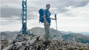  ?? Foto: Felix Weinold ?? Der Augsburger Künstler Felix Weinold auf dem Cima delle Saline in den Ligurische­n Alpen. Der Gipfel ist 2612 Meter hoch und liegt auf dem Fernwander­weg Traversata delle Alpi vom Lago Maggiore bis zum Meer.