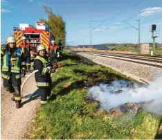  ?? Foto: Max-Joseph Kronenbitt­er ?? Auf der Bahnstreck­e München-Lindau hat es zwischen Geltendorf und Türkenfeld an mehreren Stellen am Bahndamm gebrannt.