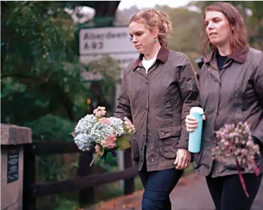  ?? ?? Emotion: Two more bouquets are brought to the royal castle in Aberdeensh­ire