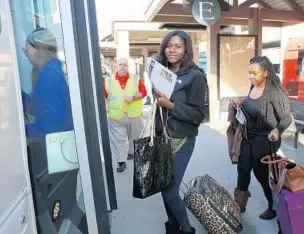  ?? GEORGE SKENE/STAFF PHOTOGRAPH­ER ?? Jasmine Hardrick boards a shuttle bus Tuesday to go home to Connecticu­t for Thanksgivi­ng break.