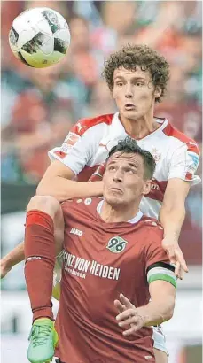  ?? FOTO: DPA ?? Alles im Griff in Liga zwei: Stuttgarts Rechtsvert­eidiger Benjamin Pavard gewinnt den Zweikampf mit Hannovers Edgar Prib.