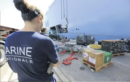  ?? (Photos Frank Muller) ?? Depuis hier matin et jusqu’à cet après-midi, les marins du Tonnerre et les logisticie­ns du e Groupe de transit maritime sont à pied d’oeuvre pour optimiser le chargement de plus d’un millier de tonnes de matériels et de vivres à destinatio­n des îles de Saint-Barthélemy et Saint-Martin.