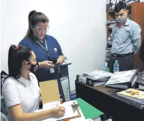  ??  ?? La fiscalía detuvo en el edificio municipal a tres personas e incautó documentac­iones y una notebook.