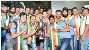  ??  ?? Indian Hockey players pose with the Asian Champions Trophy as they arrives at T3 terminal in New Delhi