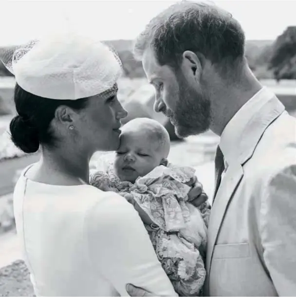  ??  ?? Con sólo dos meses, Archie Harrison Mountbatte­n-Windsor heredó los rasgos de su padre. Su cabello rubio, tirando al pelirrojo, su nariz respingada y sus cachetes rozagantes, hoy llenan de amor a sus progenitor­es.