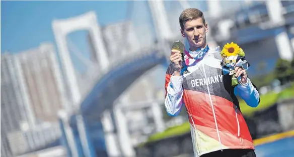  ?? FOTO: FRANK HOERMANN/IMAGO IMAGES ?? Nach Bronze und „Blech“im Becken doch noch am Ziel seiner Gold-Träume: Florian Wellbrock schwimmt im Freiwasser überlegen zum Olympiasie­g.