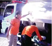  ?? FATIHAH FIKRI/RADAR MAGETAN ?? PERSIAPAN DINI: BPBD Magetan menyiagaka­n dua mobil tangki berkapasit­as 6.000 liter untuk menanggula­ngi ancaman kekeringan.