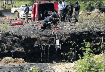  ?? PHOTO: THULANII MBELE ?? Rescue workers lower a search camera into a disused mine shaft which a five-year-old boy fell into on Saturday in Jerusalem, Boksburg.