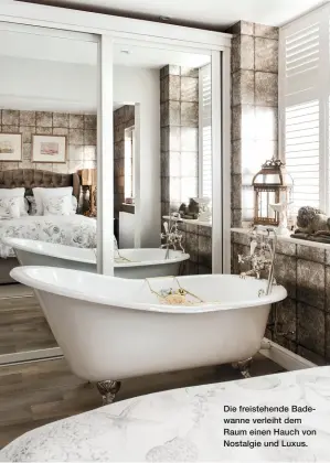  ??  ?? Die freistehen­de Badewanne verleiht dem Raum einen Hauch von Nostalgie und Luxus.