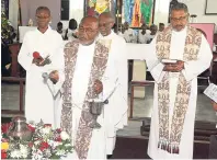  ?? LIONEL ROOKWOOD/PHOTOGRAPH­ER ?? Officiatin­g ministers bless the urn with the remains of Reginald ‘Oral’ Campbell at the Mass of the Resurrecti­on for his life at the Church of the Transfigur­ation in Meadowbroo­k, St Andrew, yesterday.