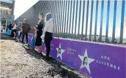  ?? ?? Inauguraci­ón del muro de estrellas por la igualdad en Almudévar.