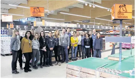  ??  ?? L’équipe du Lidl d’Ayguesvive­s, ainsi que les renforts régionaux venus donner un coup de main 24 heures avant l’ouverture.