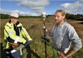  ??  ?? ARKEOLOGER. Lotten Haglund och Anders Kjellin mäter ut alla föremål med hjälp av en GPS.