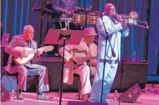  ?? FOTO: CRISTOBAL HERRERA/DPA ?? Jesus Aguaje Ramos (Posaune, re.), Barbarito Torres (Laute, li.) und andere Mitglieder der Band Buena Vista Social Club während ihrer „Adios Tour“im Oktober 2015 in der Knight Concert Hall in Miami.