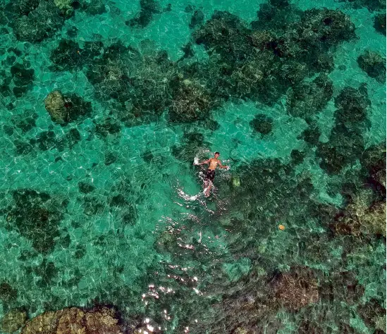  ?? —ERWIN M. MASCARIÑAS ?? OUTSIDE SIARGAO A child swims in the crystal clear blue waters of another emerging tourist destinatio­n, Hikdop Island, in Surigao City.