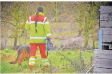  ?? FOTO: TITZ ?? Nach dem Vermissten wurde in Liedberg auch mit Hunden gesucht.