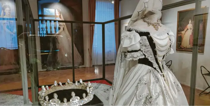  ?? Fotos: Gerlinde Drexler (4) ?? Das Krönungskl­eid schneidert­e Monika Czèdly originalge­treu nach. Die Kaiserin trug es nur zur Krönung und dem Festbanket­t.