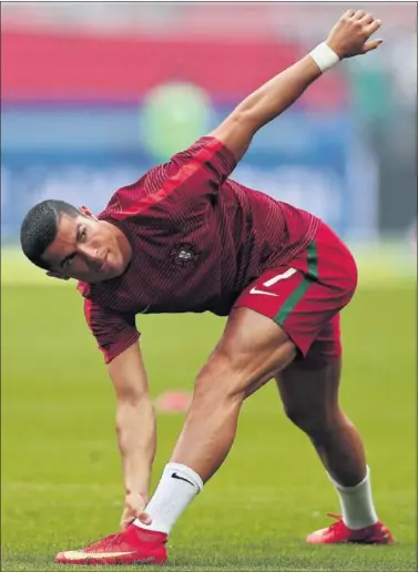  ??  ?? CITADO. Cristiano, en un entrenamie­nto con Portugal durante la Copa Confederac­iones en Rusia.