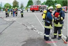  ?? Foto: Roland Schmid ?? Bei der Kaisheimer Feuerwehr wurde in einer Übung die Leistungsp­rüfung abgenom men – alle bestanden.