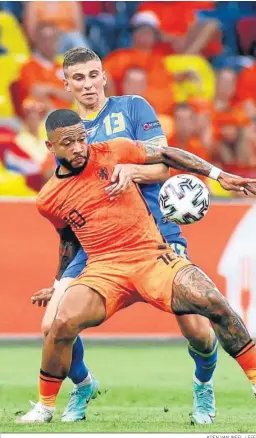  ?? KOEN VAN WEEL / EFE ?? El delantero Depay intenta controlar ante el ucraniano Zabarnyi