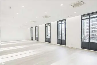  ??  ?? 02 Oficina para estrenar Este piso de más de 300 m2, cerca de Passeig de Gràcia, cuenta con espacios muy diáfanos. Alquiler mensual: 6.900 €.