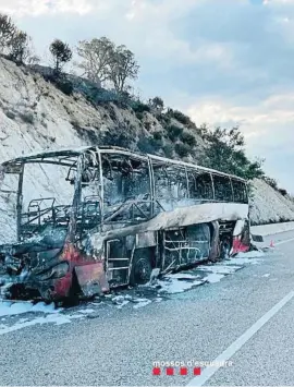  ?? Mossos d'Esquadra / ACN ?? L’autobús, que portava 31 passatgers, va quedar del tot calcinat