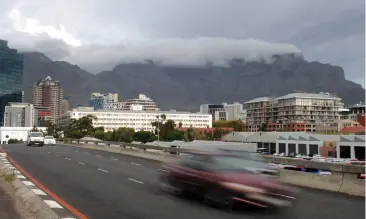  ?? PICTURE: TRACEY ADAMS/AFRICAN NEWS AGENCY (ANA) ?? CLOUDS INCOMING: View from Helen Suzman Boulevard as cars whizz by while clouds come over Table Mountain.