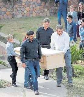  ?? EFE ?? Dolor. La comunidad enterró ayer a las víctimas de la matanza.