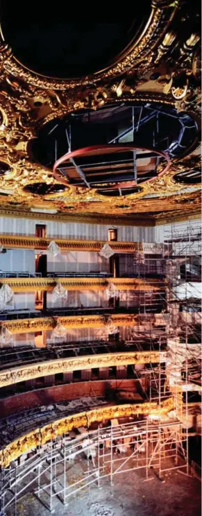  ??  ?? A sinistra, il cantiere del Liceu di Barcellona dopo il rogo del 1994