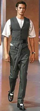  ??  ?? Belted vest of laminated cotton paired with tailored pants