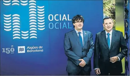  ?? LLIBERT TEIXIDÓ ?? El president Carles Puigdemont, y Àngel Simon, presidente ejecutivo de Agbar, ayer en Cornellà