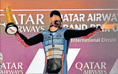  ?? ?? Alonso López celebra su victoria, ayer en el podio del GP de Qatar en el circuito de Losail.