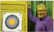  ??  ?? Jean-Marc Ducès, nouveau président, accueille tous les archers au boulodrome pour les séances d’entraîneme­nts.