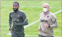  ??  ?? Dembélé hace carrera continua junto al recuperado­r.