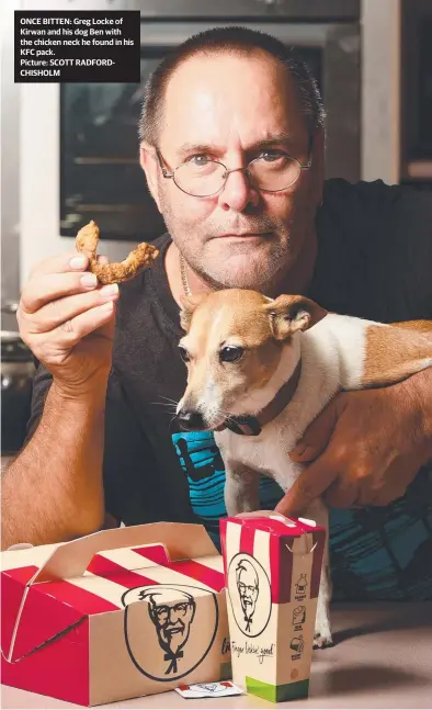  ?? Picture: SCOTT RADFORDCHI­SHOLM ?? ONCE BITTEN: Greg Locke of Kirwan and his dog Ben with the chicken neck he found in his KFC pack.