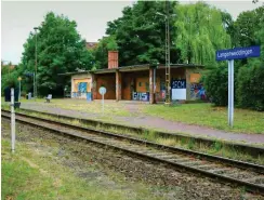  ?? Fotos: dpa/Peter Gercke ?? Der Bahnhof in Langenwedd­ingen heute