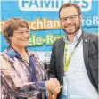  ?? FOTO: SMA ?? SMA- Geschäftsf­ührerin Stefany Goschmann und Michael Wegner, Geschäftsf­ührer der Planetlan GmbH geben auf der Gamescom in Köln ihre Zusammenar­beit bekannt.