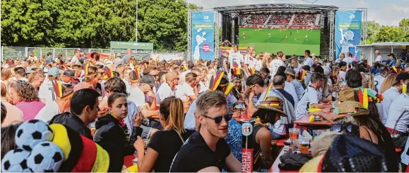  ?? Foto: Peter Fastl ?? Rund 4000 Fans sehen an der WWK Arena das Spiel der deutschen Mannschaft gegen Mexiko. Am Ende müssen sie mit einem Rückstand des Fußball Weltmeiste­rs leben.