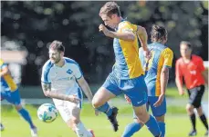  ?? FOTO: VOLKER STROHMAIER ?? Jonathan Hummler (vorn) steuert zwei Treffer für den FV Biberach zum Sieg gegen den VfB Friedrichs­hafen bei.