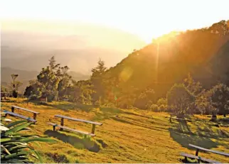  ??  ?? 3 Cerro El Pital: Senderismo en la cima más elevada, en la frontera con Honduras, en Chalatenan­go.