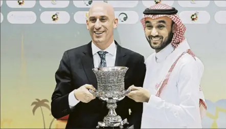  ?? FOTO: AP ?? Rubiales se habría lucrado con la Supercopa de España Se la llevó a Arabia Saudí a través de la empresa Kosmos